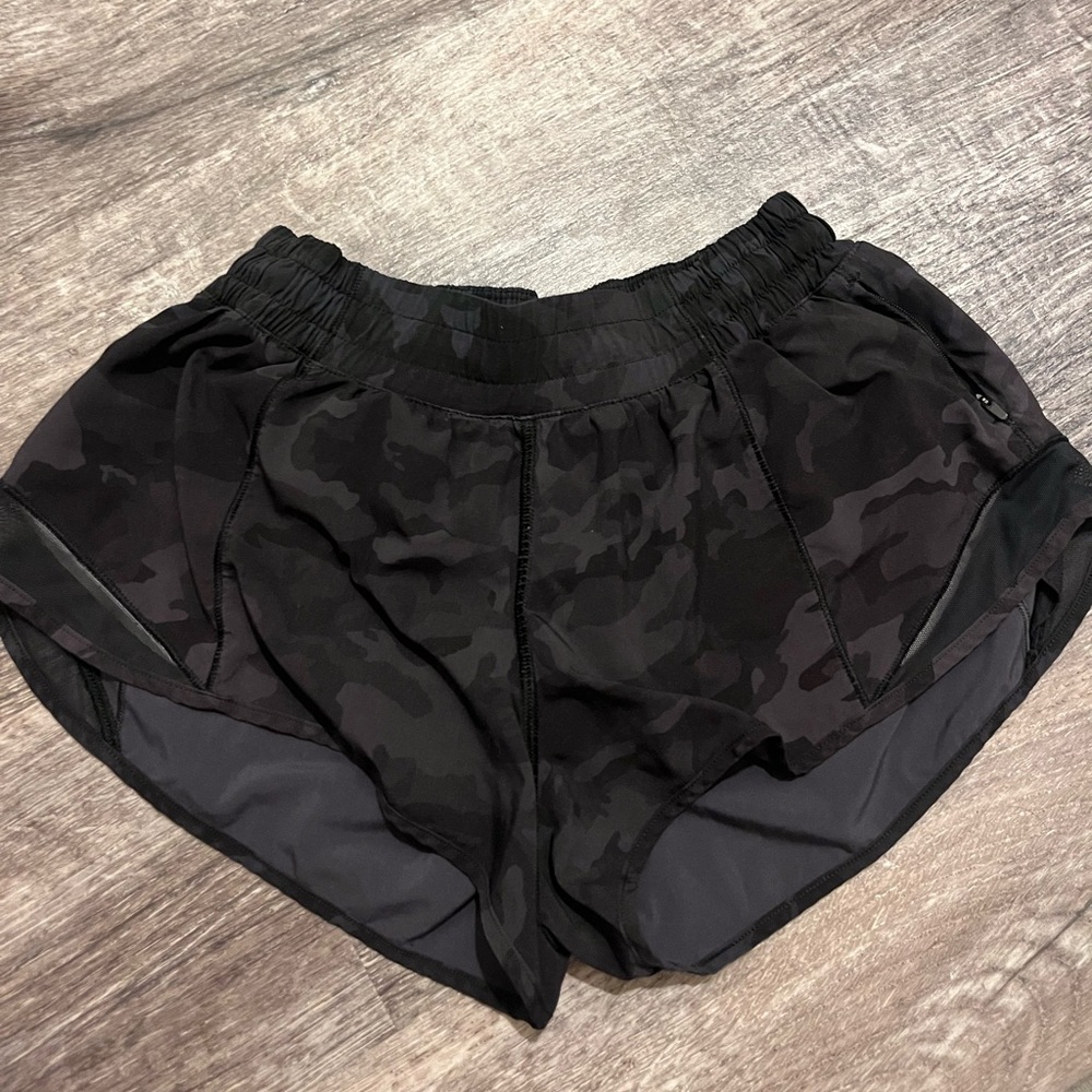 Black camo low rise Lululemon Hotty hot shorts 2.5”